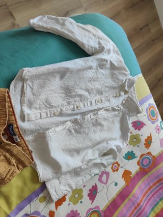 Camisa blanca y pantalón marrón