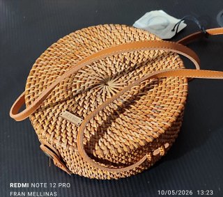 Bolso redondo de ratán con conchas