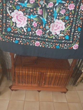 Mantón Manila de  Seda Bordado Mano