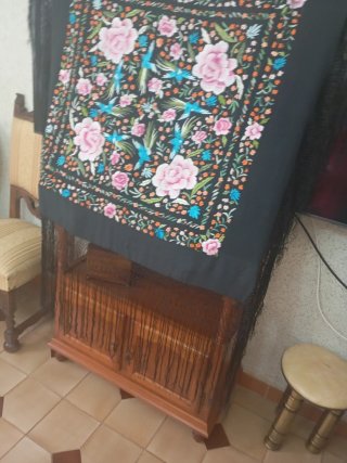 Mantón Manila de  Seda Bordado Mano