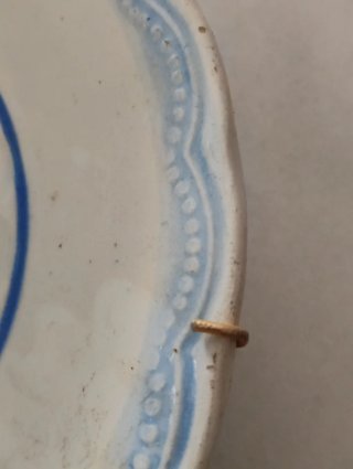 Plato antiguo de cerámica con flor
