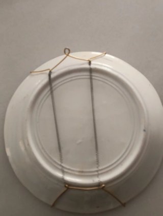 Plato antiguo de cerámica con flor