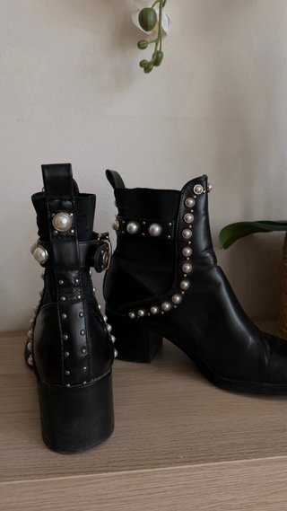 Botines negros perlas y hebilla biker