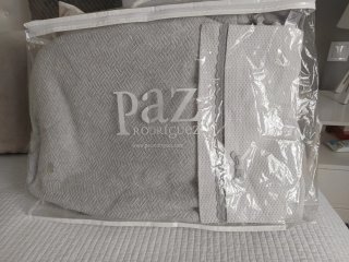 Saco para capazo gris. Marca Paz Rodríguez