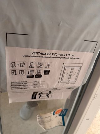 Ventana blanca con persiana