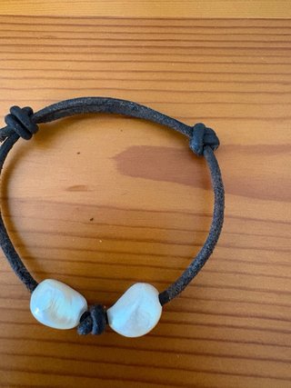 Pulsera de piel con perlas adaptable