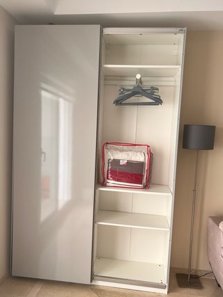Armario elegante y moderno con puertas corredoras