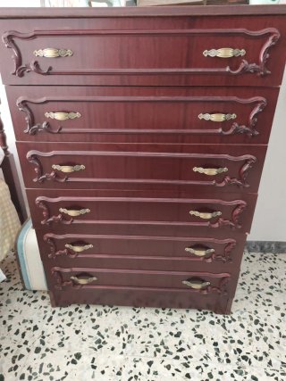 Cómoda antigua de madera y metal
