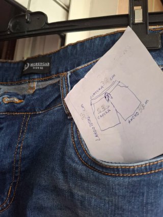 Pantalón corto vaquero desgarrado