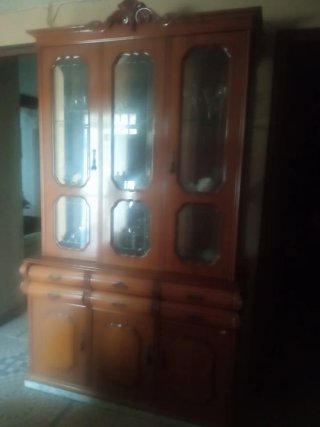 Aparador de madera y cristal