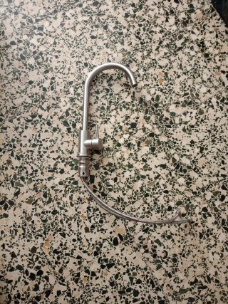 Grifo de cocina plateado de metal