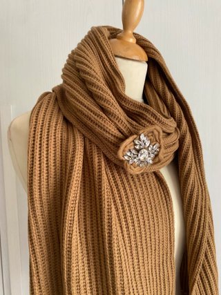 Sciarpa Twin Set con frange e spilla