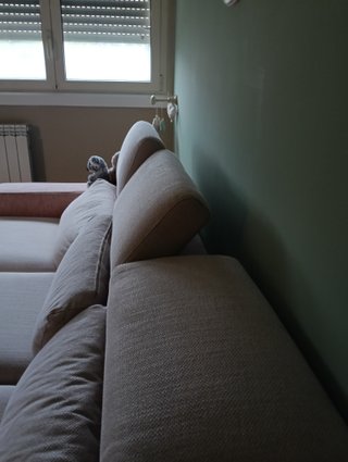 Divano angolare beige e rosa in tessuto