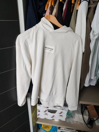 Sudadera blanca con etiqueta