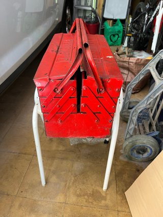 Caja de herramientas roja multiusos