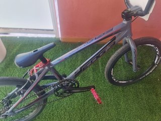 Bicicleta BMX Gris y Roja