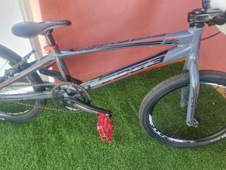 Bicicleta BMX Gris y Roja
