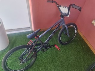 Bicicleta BMX Gris y Roja