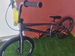 Bicicleta BMX Gris y Roja
