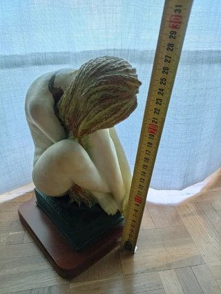 Escultura/Figura mujer , pesa. 26 cm alto.