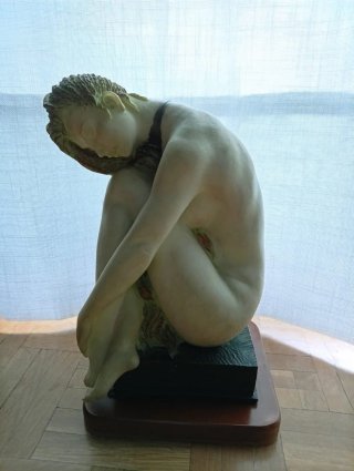 Escultura/Figura mujer , pesa. 26 cm alto.