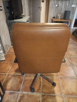 Sillón de oficina marrón Símil piel En buen estado