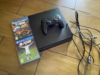 PS4 Slim Negra + 2 Juegos