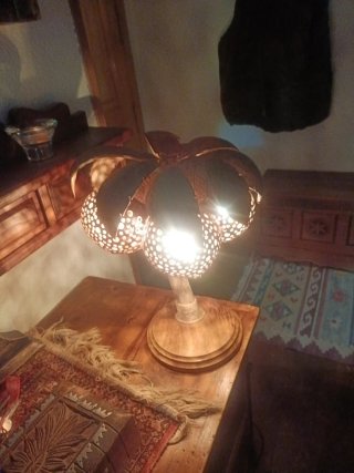 Lámpara artesanal de coco y madera