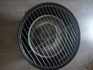 Barbacoa de mesa negra y naranja