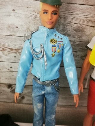 Muñeco Ken con ropa y accesorios