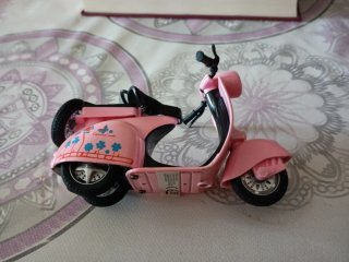 Miniatura moto rosa estilo Vespa