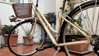 Bicicletta donna color crema con cestino