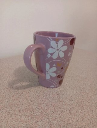 Tazza in ceramica con fiori
