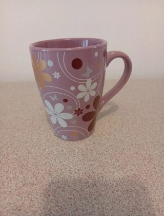 Tazza in ceramica con fiori