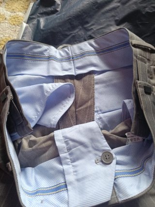 Traje de hombre gris con rayas