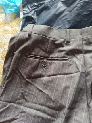 Traje de hombre gris con rayas