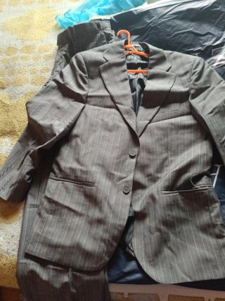 Traje de hombre gris con rayas