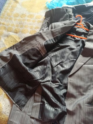 Traje de hombre gris con rayas