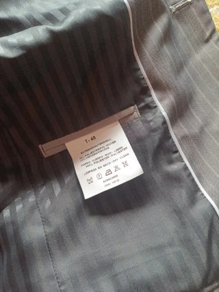 Traje de hombre gris con rayas