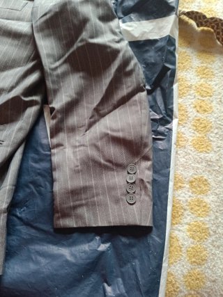 Traje de hombre gris con rayas