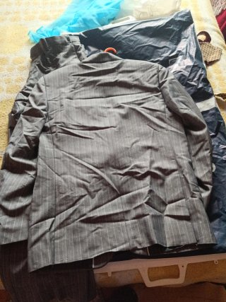Traje de hombre gris con rayas