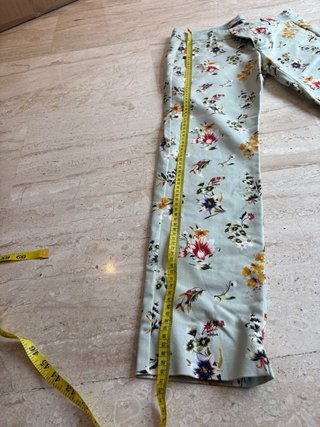 Pantalón floral Mango