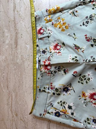 Pantalón floral Mango