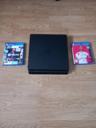 PS4 (Playstation 4) + 2 juegos ¡ no tiene mandos!