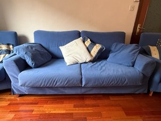 Sofá cama y 2 sillones azules a juego