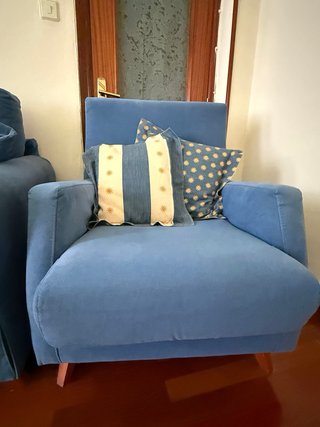 Sofá cama y 2 sillones azules a juego