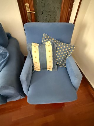 Sofá cama y 2 sillones azules a juego