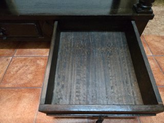 Mesa de apoio antiga em madeira escura