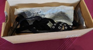 Sandalias Bata piel negras tachuelas