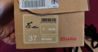 Sandalias Bata piel negras tachuelas